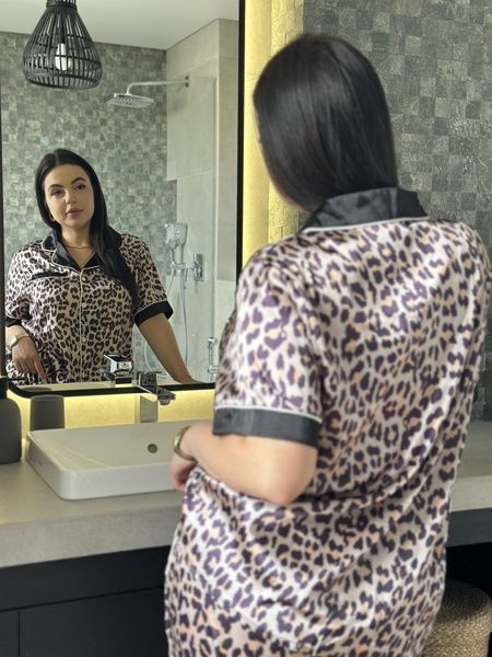 Піжама з леопардовим принтом PLUS SIZE з сорочкою та штанами DO3627 фото
